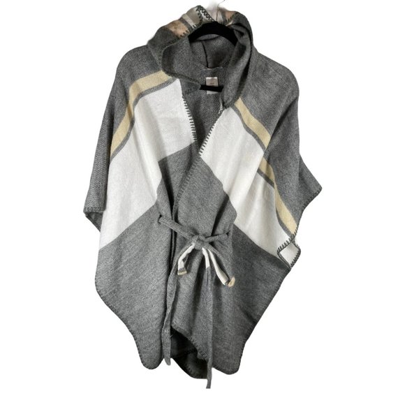 Francesca's Collections Sweaters - Francesca’s Tie Front Gray Hooded Poncho